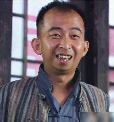 他是娱乐圈知名丑星曾被叫小老鼠如今身价过亿娶美女老婆