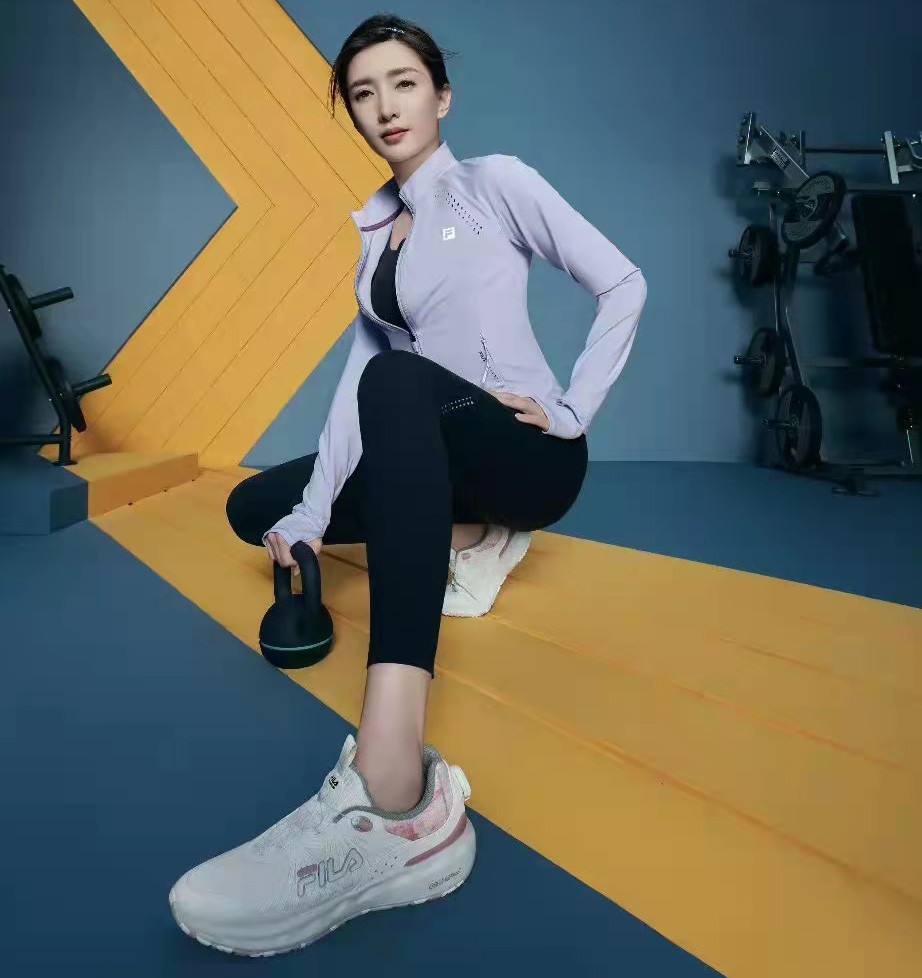 江疏影穿运动装拍写真,身形饱满引起热议,网友:得罪了修图师_腾讯新闻