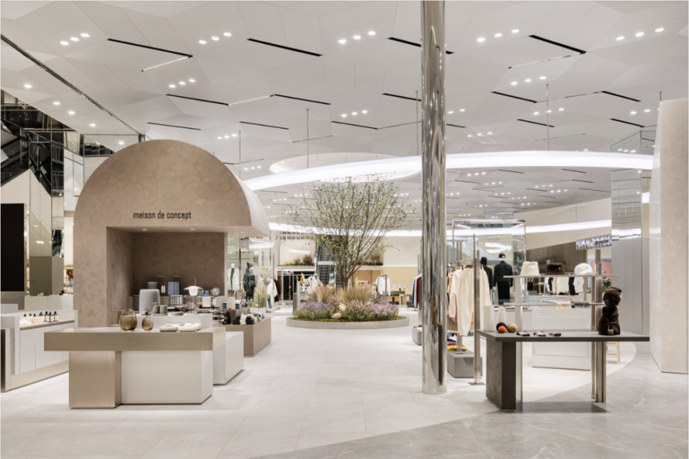 主导了空间结构,区域划分了由金属,玻璃和镜子组成的大型展示柜的核心