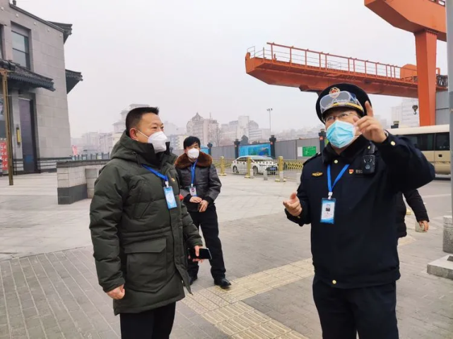 为切实做好扫雪除冰应急处置工作,西安市碑林区城市管理和综合执法局