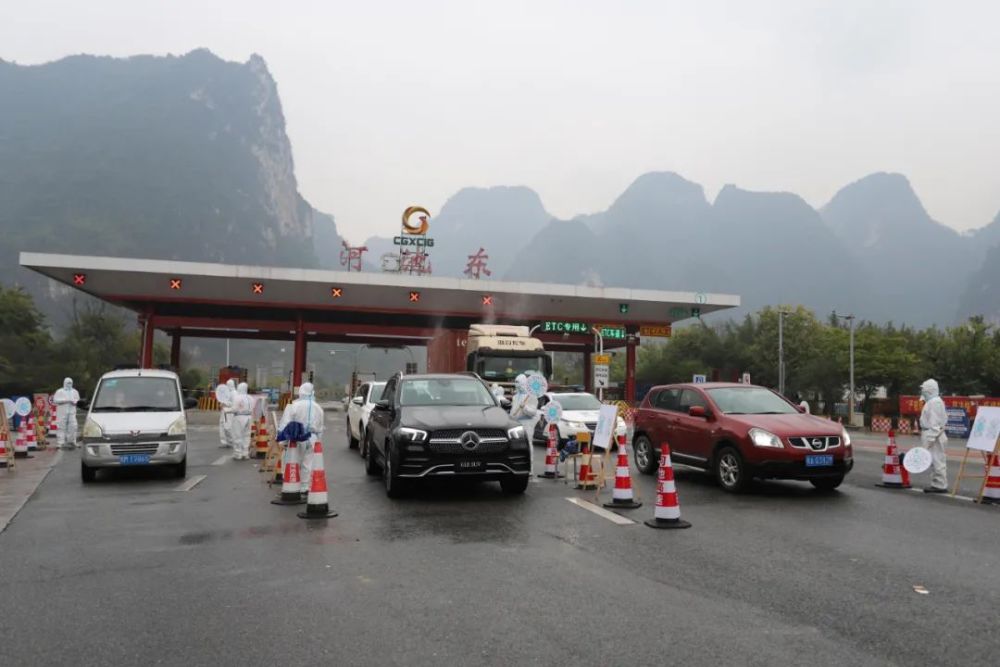 在城东收费站站点,志愿者为过往车辆司乘人员测量体温.