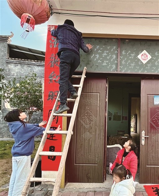 湖南日报图片新闻|贴春联 送祝福