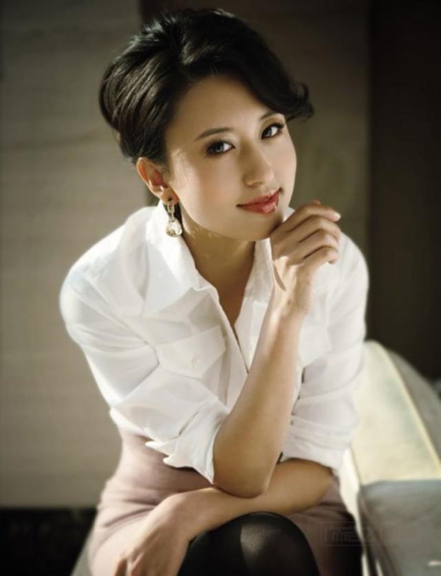 央视女神张蕾:颜值气质不输董卿,曾因孩子高烧三天没合眼