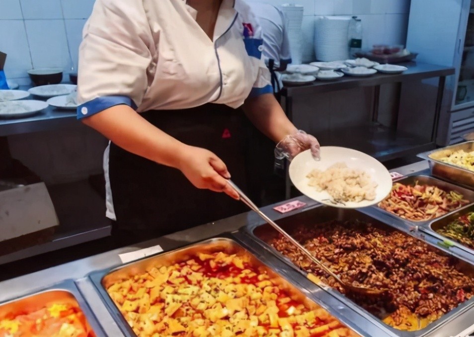 食堂阿姨迷惑操作宁愿倒掉也不给学生多盛这是为何
