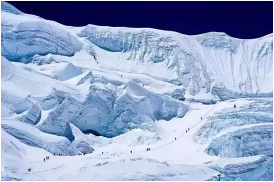 冰斗冰川是指发育在冰斗凹地里,还没有形成显著冰舌流出凹地的冰川.