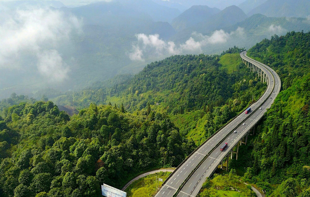 盘旋在崇山峻岭中的贵州高速公路