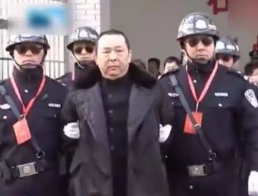 但是刘汉为了打通关系,花费了巨资攀附上了某位领导,遂将其从查处名单