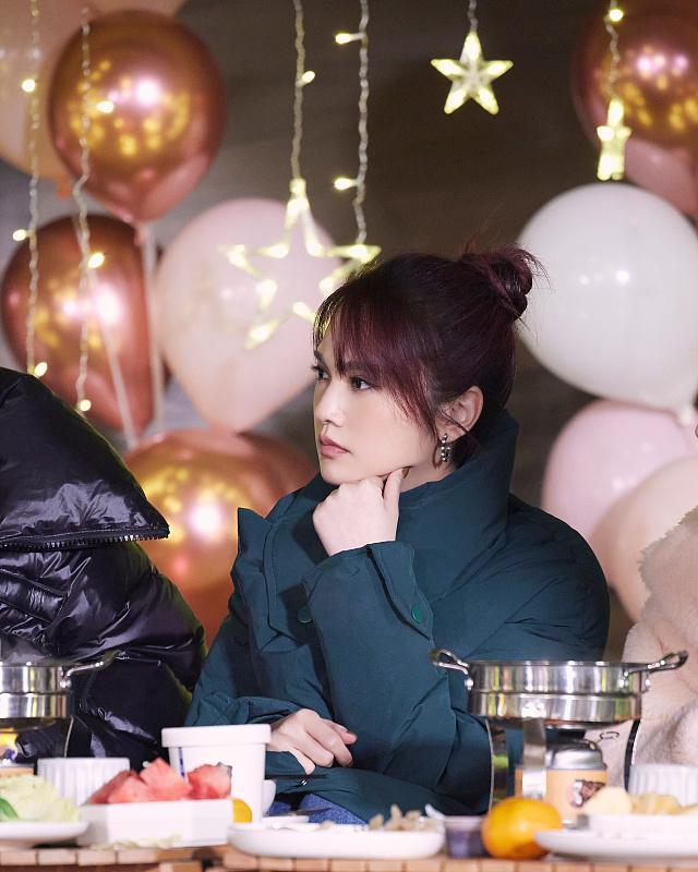 37岁的杨丞琳气质就是好羽绒服配丸子头魅力十足满满的少女感