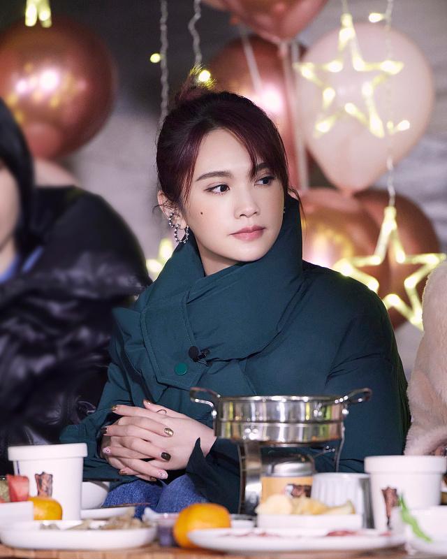 37岁的杨丞琳气质就是好羽绒服配丸子头魅力十足满满的少女感