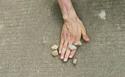 摔纸宝玩泥巴,80后的童年游戏,你还记得几样?_腾讯新闻