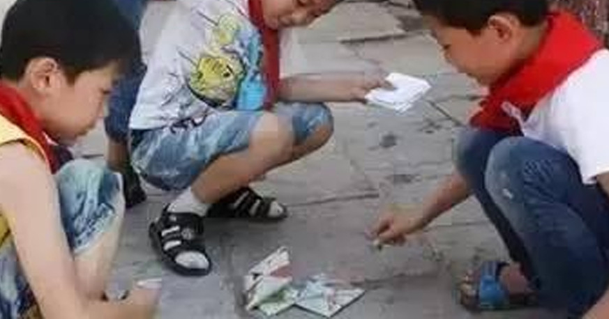 摔纸宝玩泥巴,80后的童年游戏,你还记得几样?_腾讯新闻