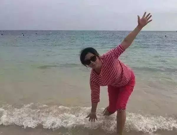 中国大妈出游拍照不要标准魔性动作!教你拍出独有的中年韵味._腾讯新