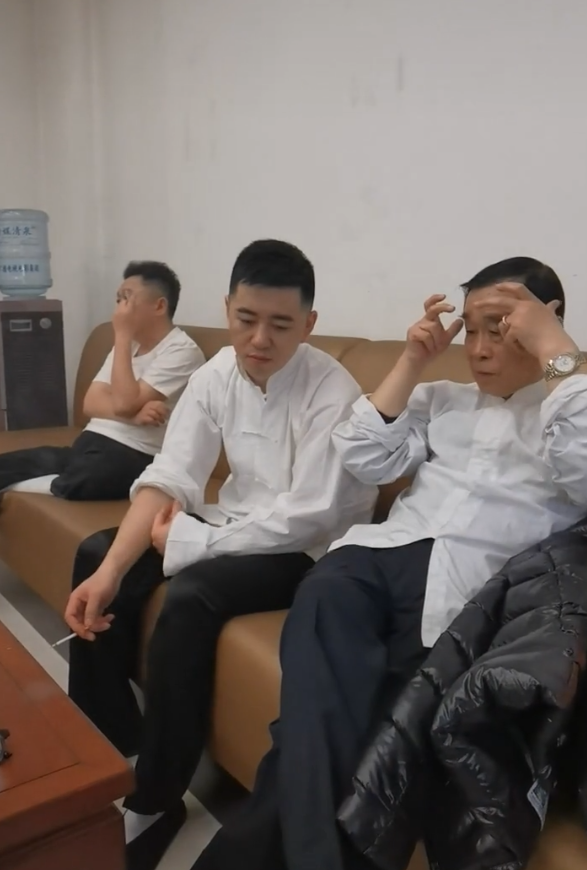 德云后台曝光石富宽与徒孙闲聊侯震接地气孟鹤堂于谦相映成趣