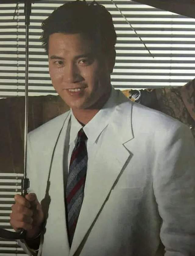 64岁万梓良低调做公益坐塑料板凳亲手做广东茶果年底仍忙拍戏