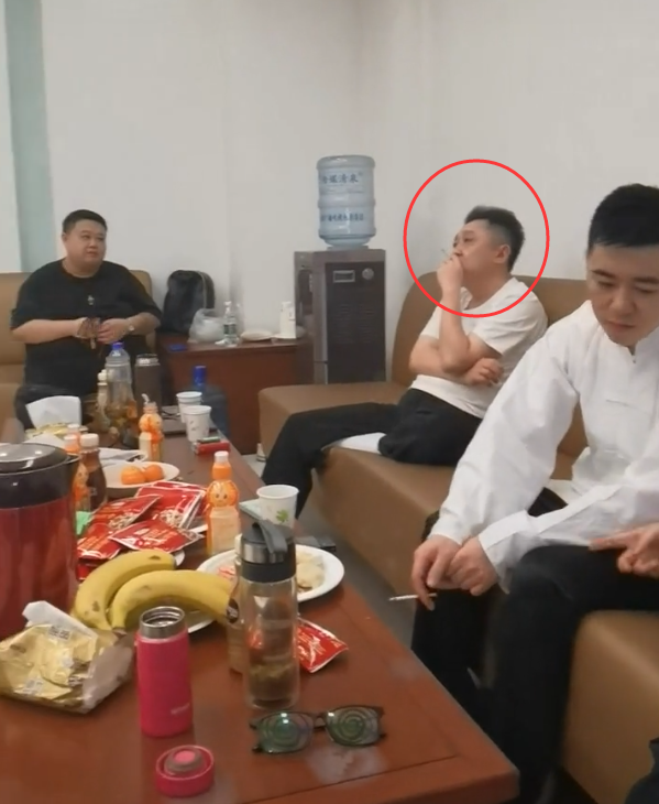 德云后台曝光石富宽与徒孙闲聊侯震接地气孟鹤堂于谦相映成趣