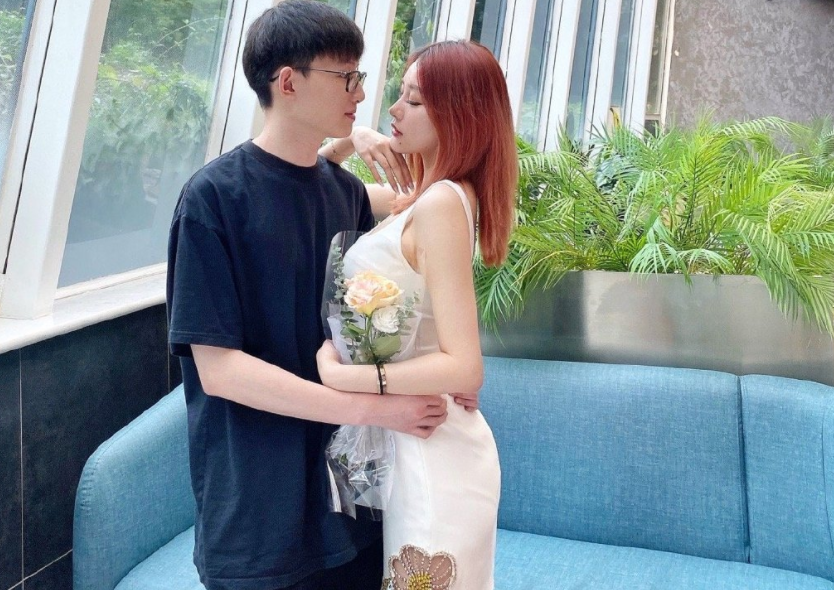 范志毅女儿太飒冬天穿露背装身材傲人男友给她买鞋一双一万