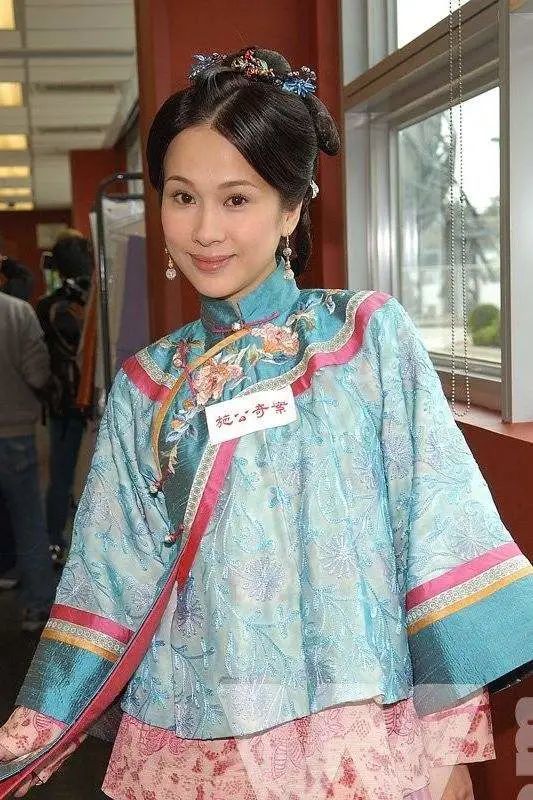 45岁文颂娴复出拍戏!曾和老公车内激吻20分钟,如今男方破产