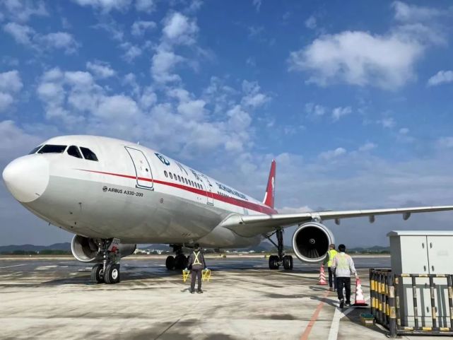 今天上午,揭阳潮汕国际机场飞来一只"巨无霸"