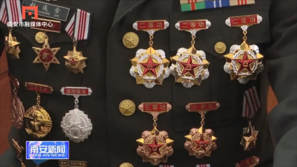 但是他的军装上军功章挂得满满当当,家中的奖状也摞成小山一样高,他的