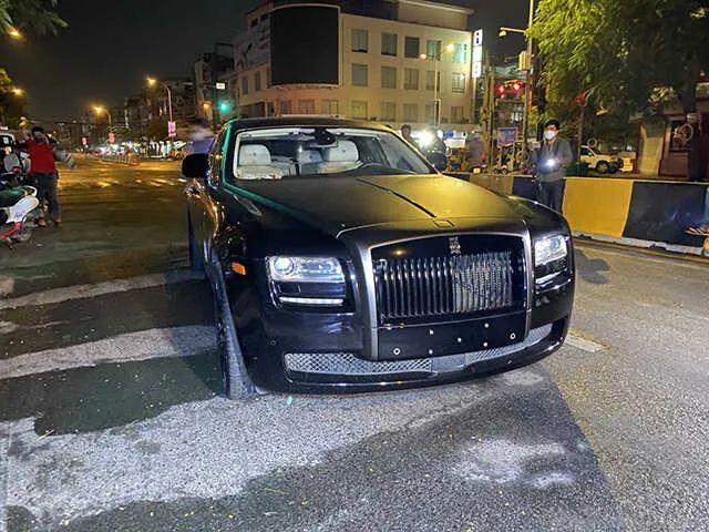 深夜柬男子驾驶新买的劳斯莱斯兜风被面包车上受损严重