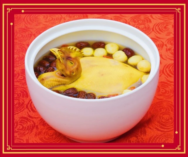 五圆炖整鸡黄焖柴门甲鱼选用的是常德汉寿大甲鱼,裙边满满的都是胶原