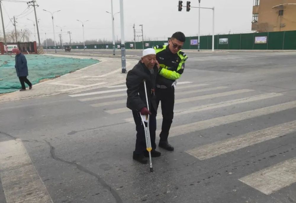 交警扶老人過馬路事小卻暖人心交警正能量