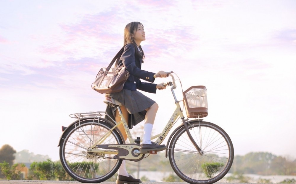 人像攝影騎自行車制服美女