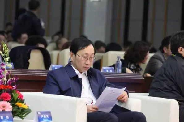 严春风腐败只有第一次和无数次,这句话一点都没错,只要开了这个先例