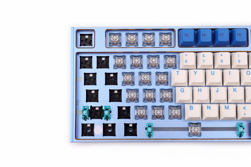 功能方面,r82也一改r87的保守,除了支持ttc快银,金粉,ace等客制化轴