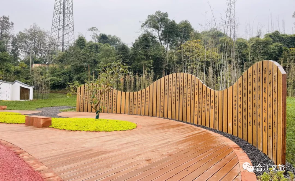 取赤水河之形,借川南民居剪影,作竹简诗词之墙.