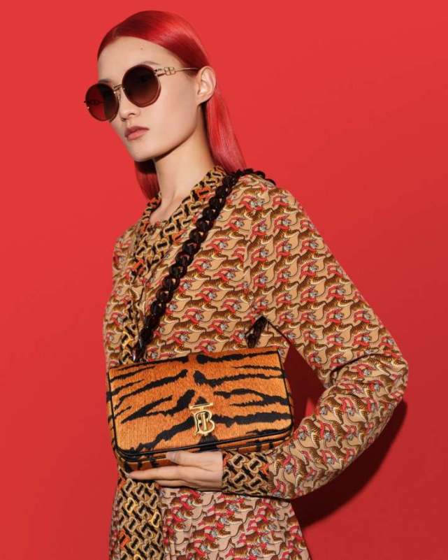 burberry发布2022年中国新禧贺岁大片从成衣到配饰够虎