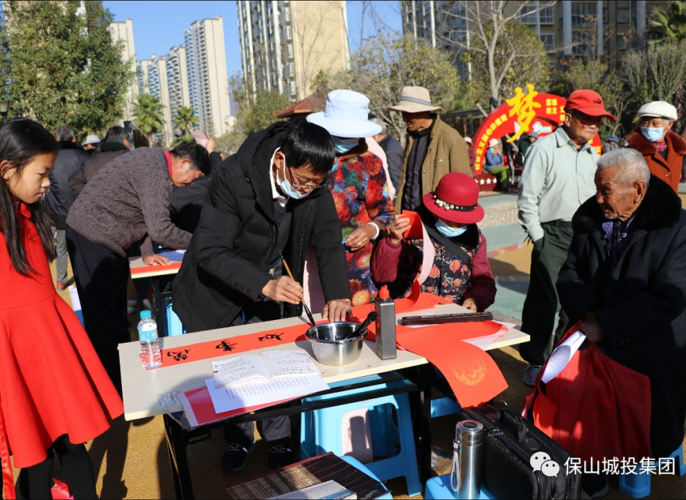 在隆阳区老干部书画协会会长王仲伦老师主持开笔仪式后,老书法家们