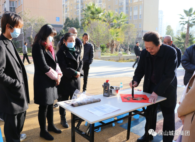 在隆阳区老干部书画协会会长王仲伦老师主持开笔仪式后,老书法家们