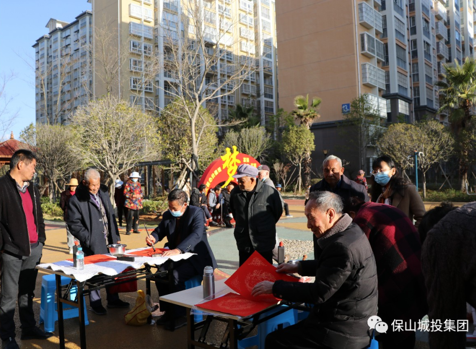 在隆阳区老干部书画协会会长王仲伦老师主持开笔仪式后,老书法家们