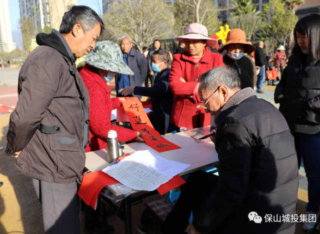 在隆阳区老干部书画协会会长王仲伦老师主持开笔仪式后,老书法家们