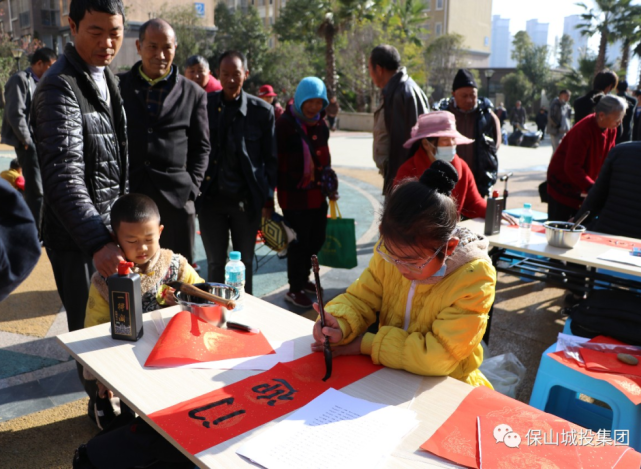 在隆阳区老干部书画协会会长王仲伦老师主持开笔仪式后,老书法家们