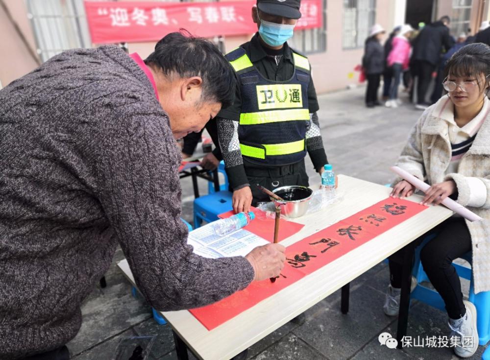 在隆阳区老干部书画协会会长王仲伦老师主持开笔仪式后,老书法家们