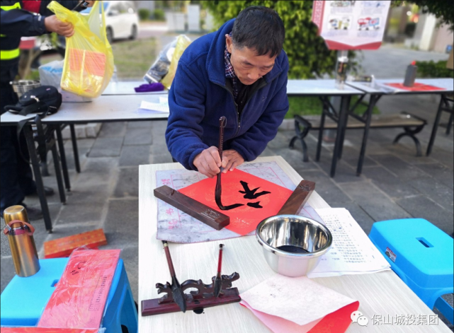 在隆阳区老干部书画协会会长王仲伦老师主持开笔仪式后,老书法家们