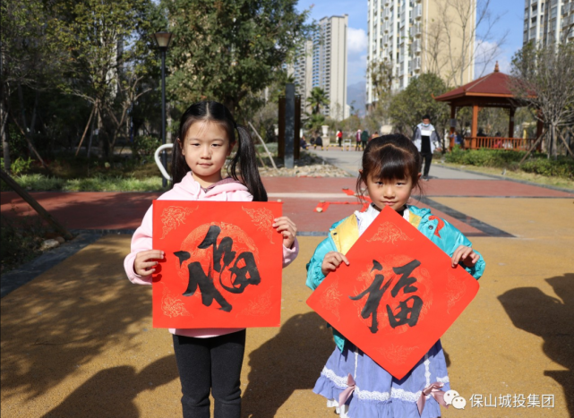 在隆阳区老干部书画协会会长王仲伦老师主持开笔仪式后,老书法家们