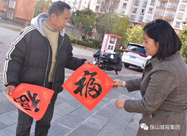 在隆阳区老干部书画协会会长王仲伦老师主持开笔仪式后,老书法家们