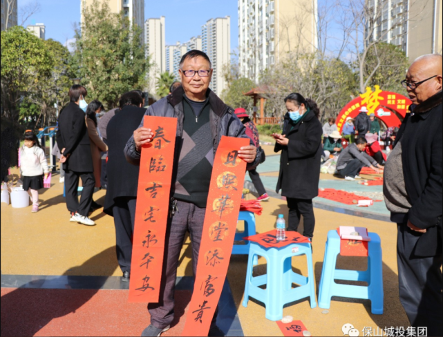 在隆阳区老干部书画协会会长王仲伦老师主持开笔仪式后,老书法家们