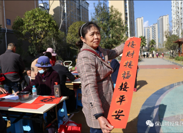 在隆阳区老干部书画协会会长王仲伦老师主持开笔仪式后,老书法家们