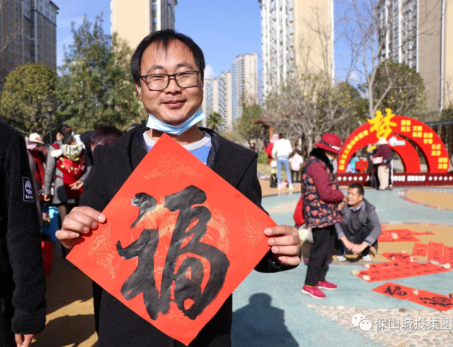 在隆阳区老干部书画协会会长王仲伦老师主持开笔仪式后,老书法家们