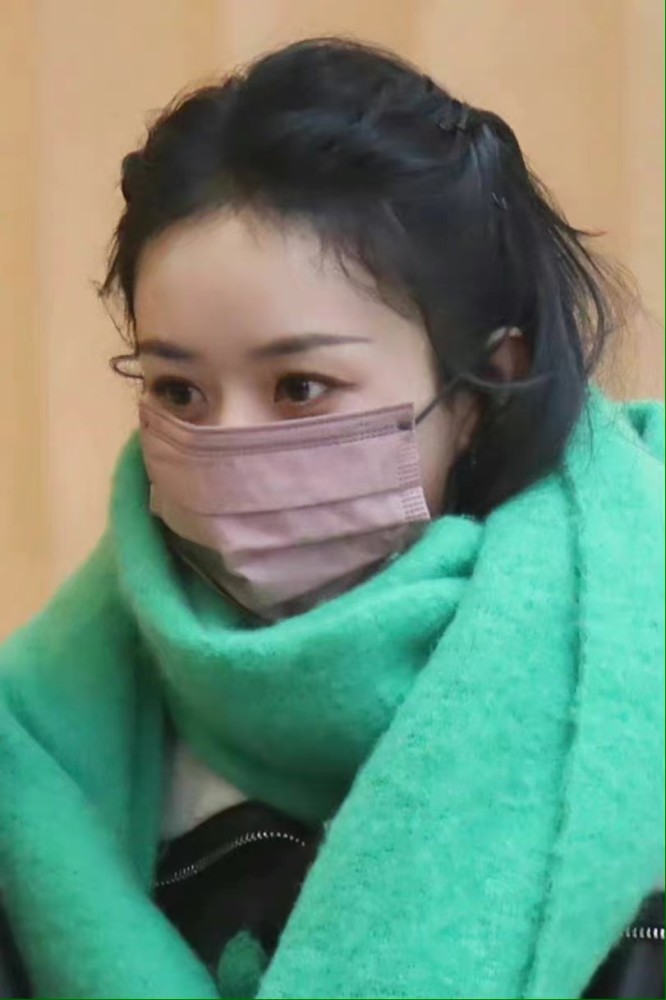 赵丽颖参加春晚彩排,中指大钻戒抢眼,男星默默为她点赞_腾讯新闻