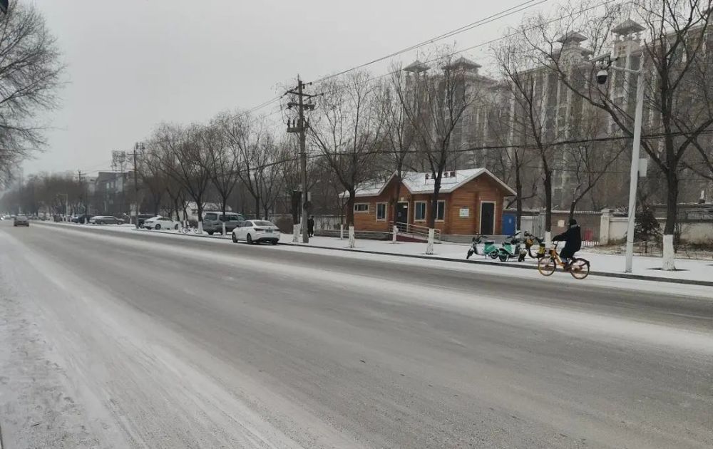 内蒙古多地迎雪天道路结冰未来三天降雪仍将持续