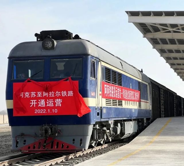 阿阿铁路首趟货车到达浙江长兴