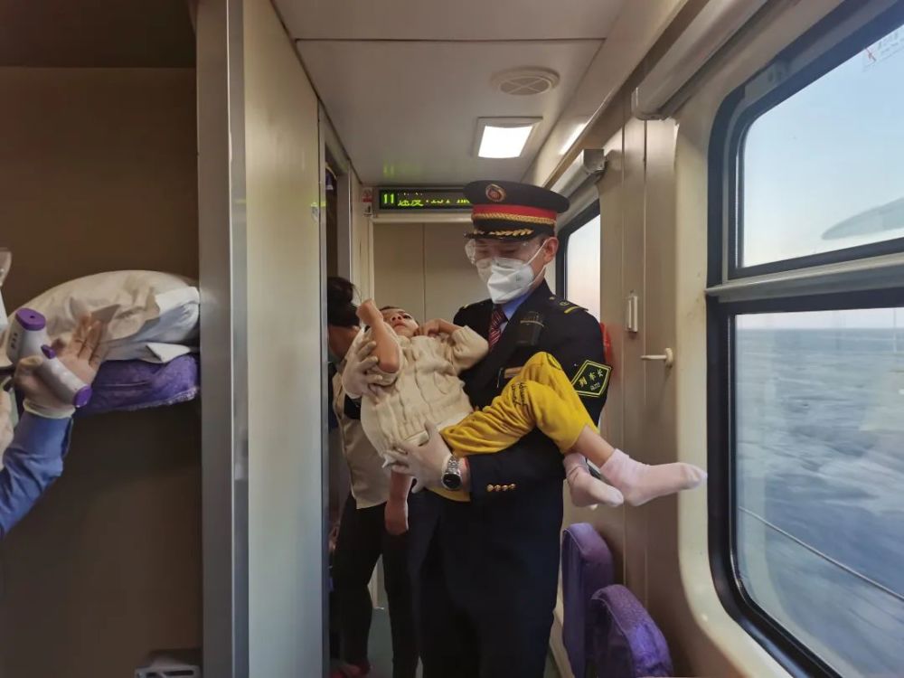 "z69次列车长邹洋再次与列车员核对着乘客信息.