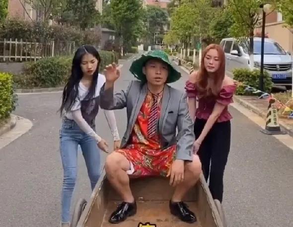 尴尬的小陈是来自重庆潼南的一位90后,个子不高,但是穿起西装来还是蛮