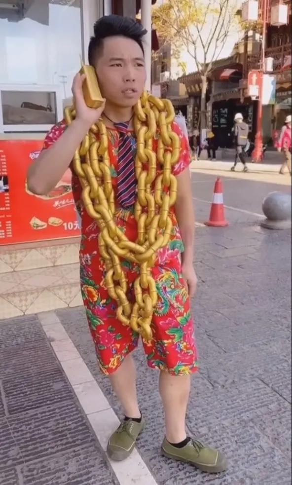 重庆小陈穿西装打领带脖子挂大金链子扮演土豪让人哭笑不得