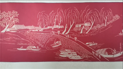 这幅剪纸作品巧妙还原了京杭大运河两岸的繁盛景象,栩栩如生.